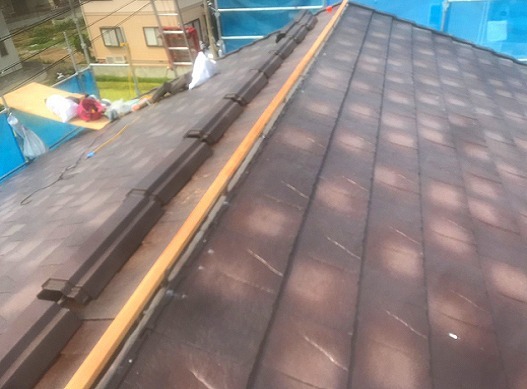 加古川市の葺き替え工事にともなう棟板金の施工